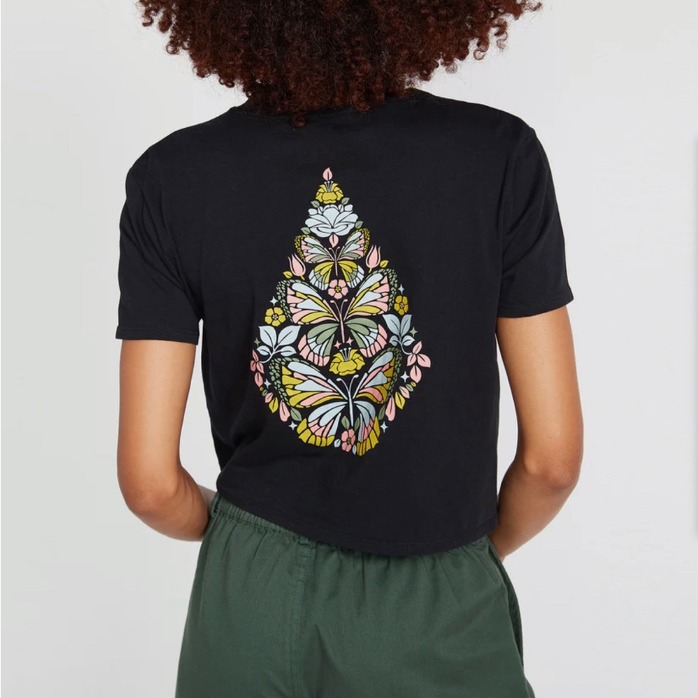 NWOT VOLCOM Cropped Short sleeve tee. Black size Medium